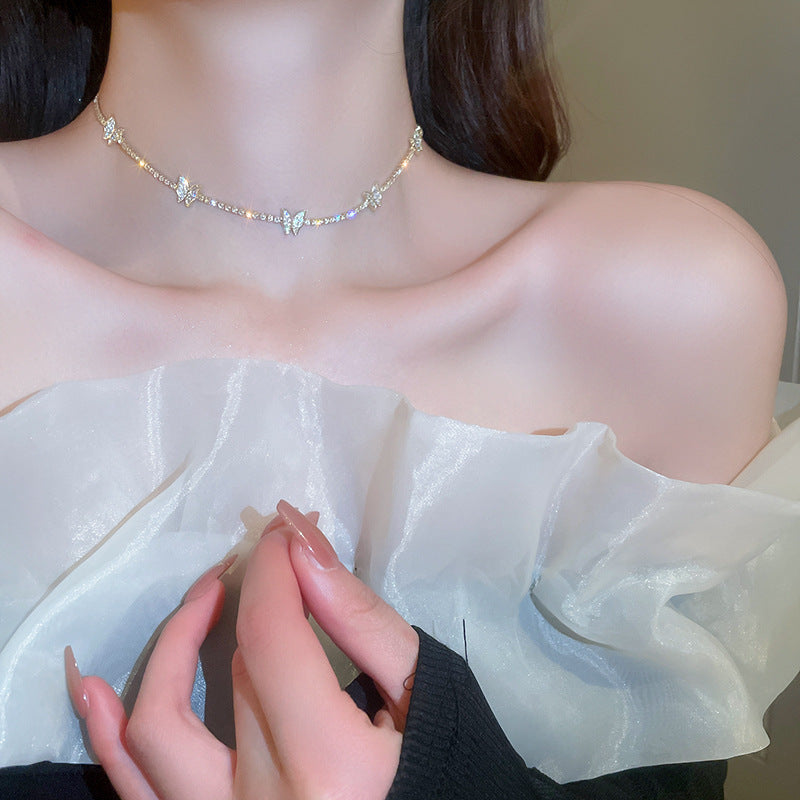 Elegante collar con colgante de lazo de diamantes de imitación y detalles de nácar perlado para mujer — Delicada cadena para clavícula en estilo de lujo minimalista y a la moda