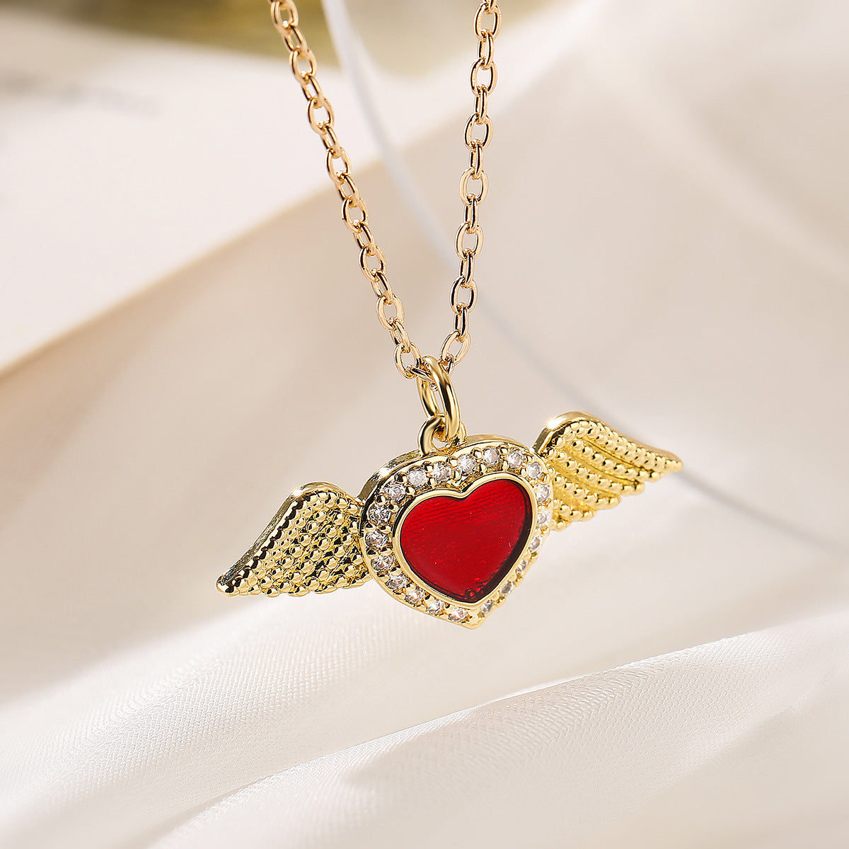 Collana da donna con ciondolo a forma di cuore in rame, intarsiato con zirconi, stile minimalista