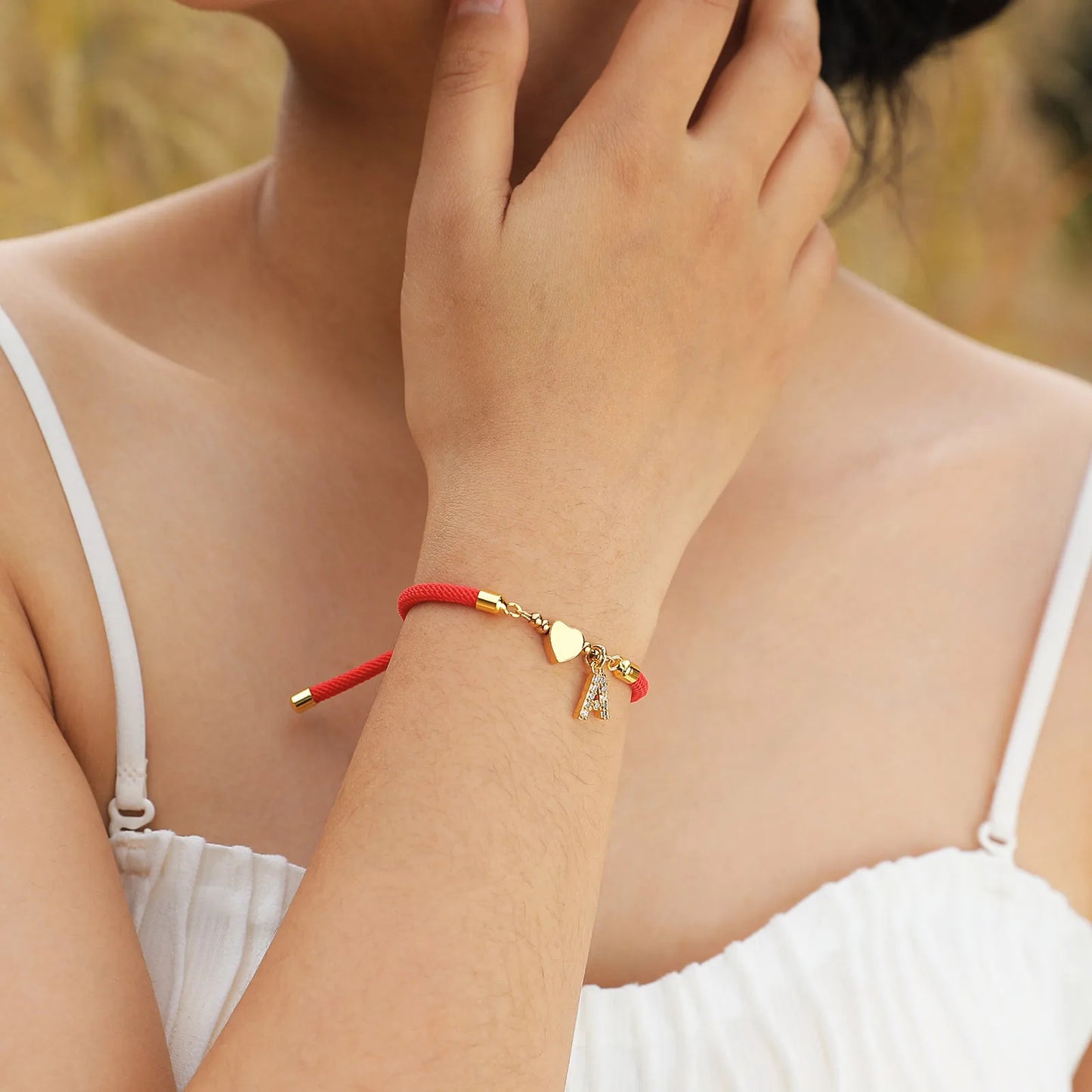 Pulsera minimalista de circonita cúbica con corazón de letra chapada en latón y cordón ajustable