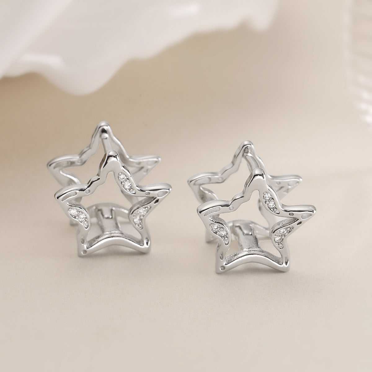 Orecchini a Stella Geometrici Minimalisti in Rame con Placcatura in Oro 18K e Zirconia Micro-Incastonata da Donna