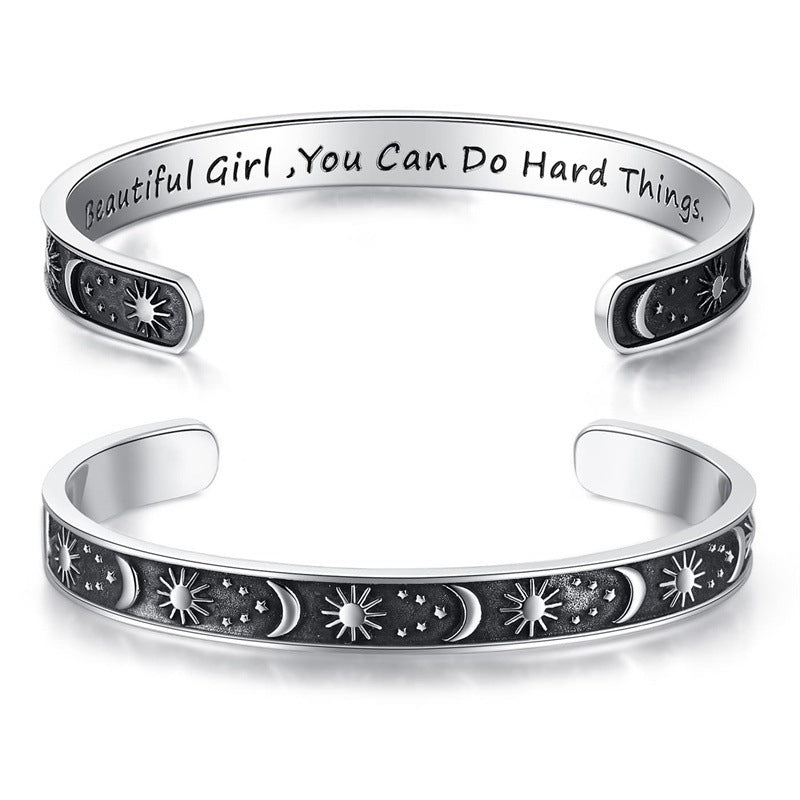 Pulsera Minimalista de Acero Inoxidable Grabada con Láser, con Diseño C, Motivo de Sol, Luna y Estrellas y Texto Inspirador en Inglés