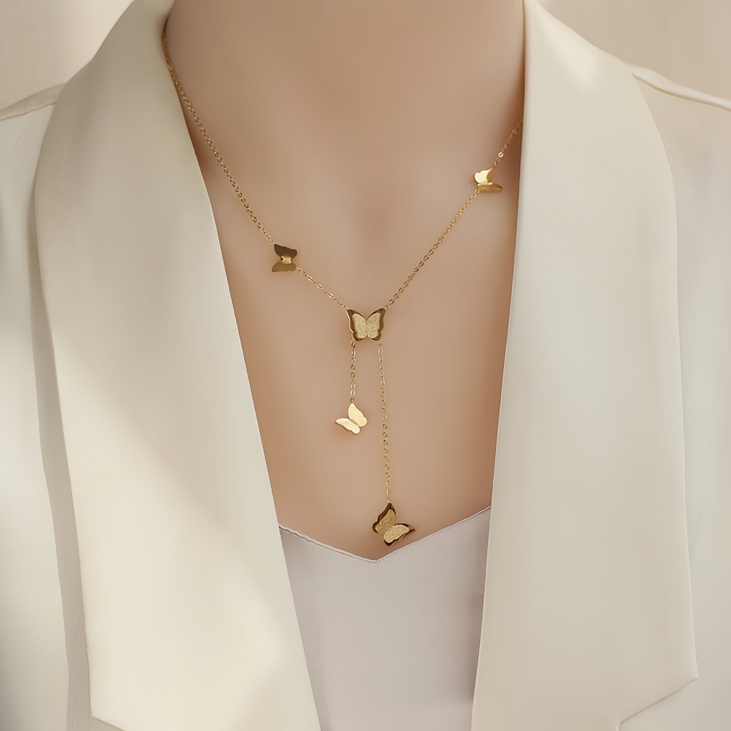 Gargantilla de lujo minimalista con colgante irregular de mariposa arenada en titanio y acero, bañada en oro de 18 quilates