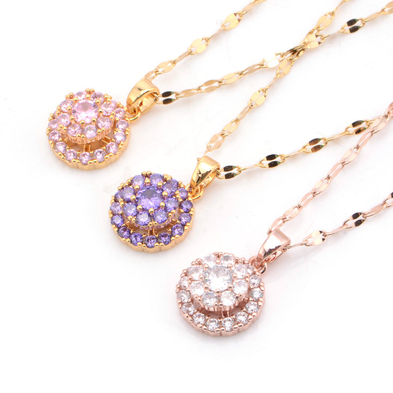 Collana rotante da donna in acciaio al titanio con ciondolo portafortuna e zirconi cubici su catena ondulata dal design geometrico