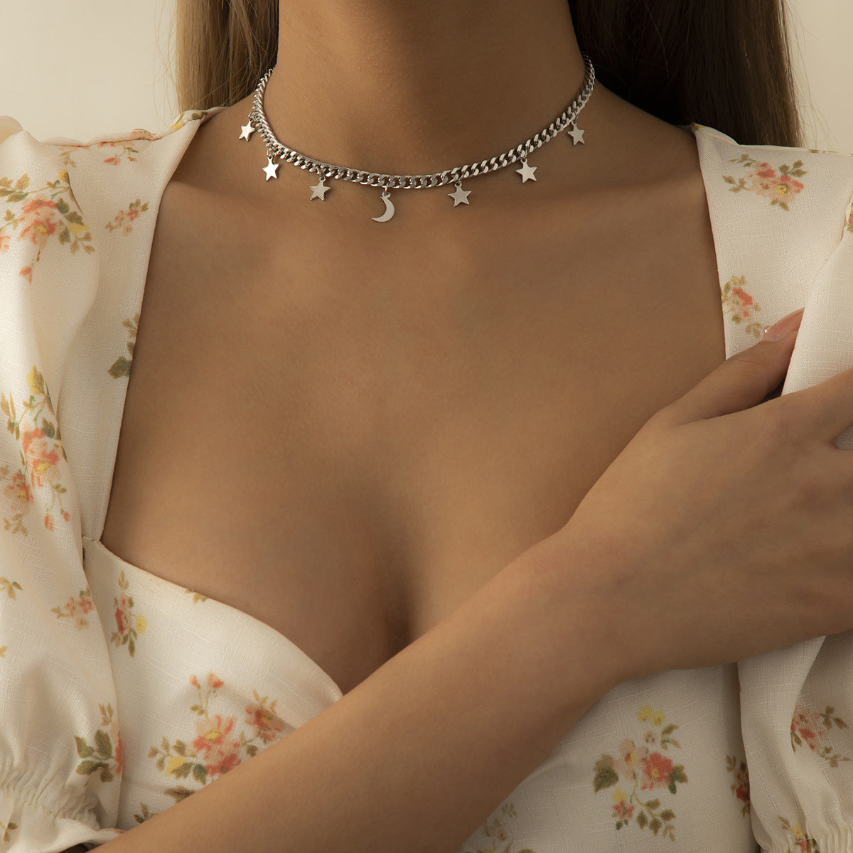 Collana con ciondolo a stella e luna minimalista con nappe per donna, design geometrico in lega con finitura elettrodeposita su catena a croce