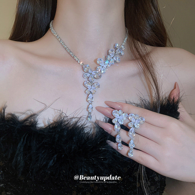 Elegante set collana con ciondolo a farfalla con intarsi in zirconi e orecchini abbinati da donna