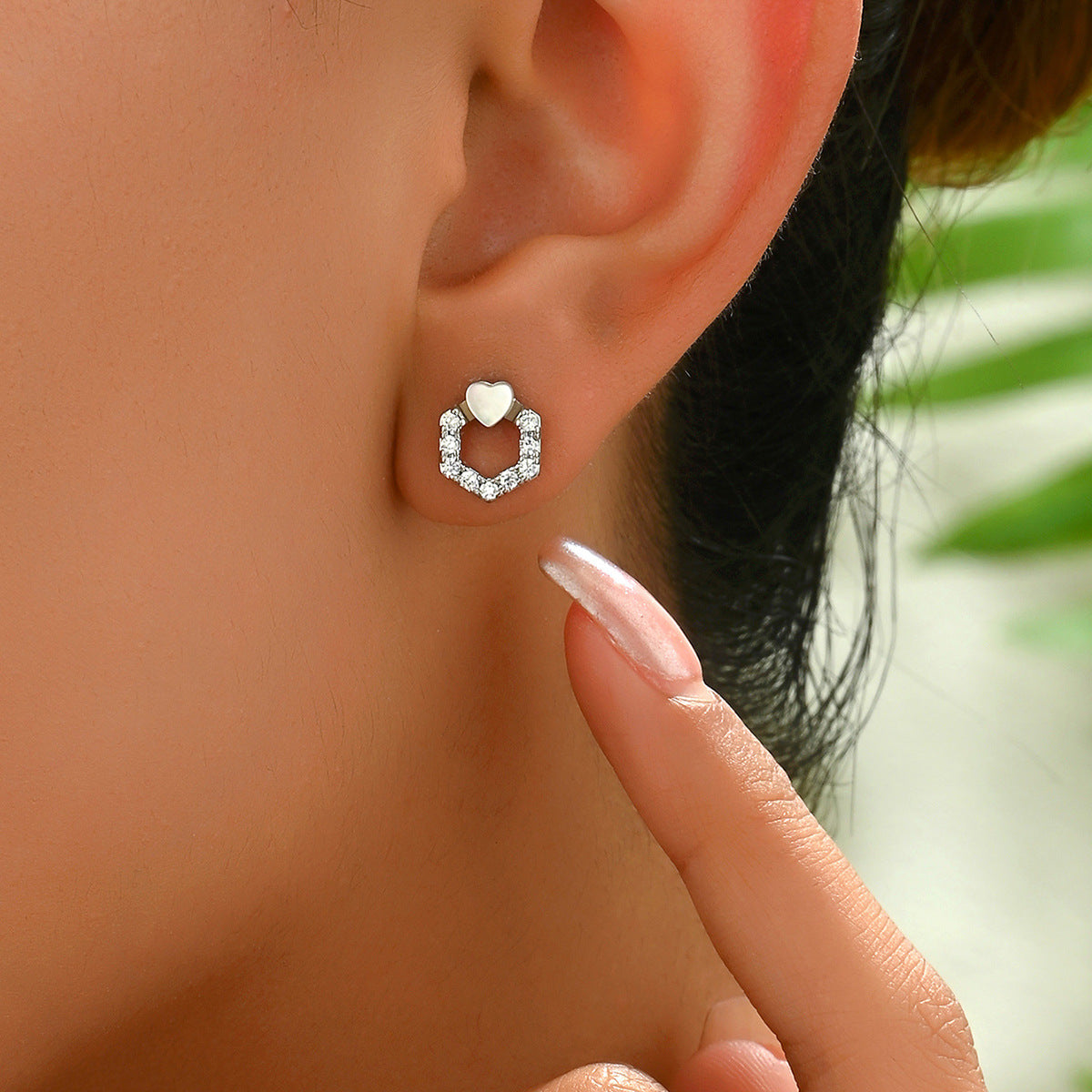 Orecchini a perno geometrici a cuore minimalisti in rame con intarsio in zircone per donna