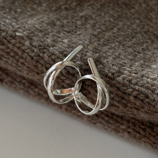 Pendientes Minimalistas de Plata de Ley 925 con Forma de Estrella, Detalle Anudado a Mano y Diseño Asimétrico