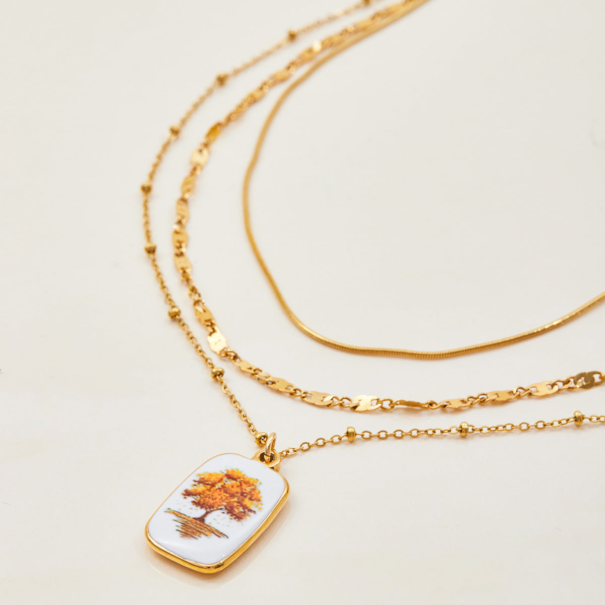 Collar de capas minimalista geométrico chapado en titanio y acero para mujer con acento de hoja de arce, cadena de clavícula de acero inoxidable