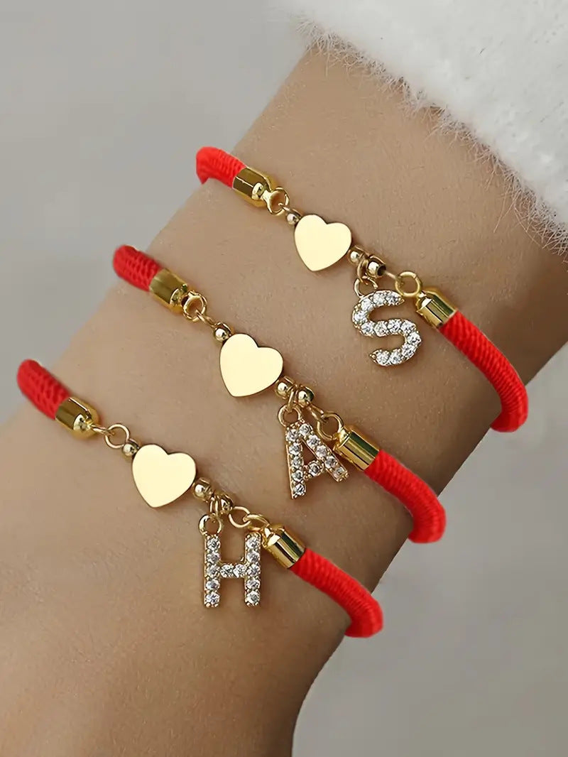 Pulsera minimalista de circonita cúbica con corazón de letra chapada en latón y cordón ajustable