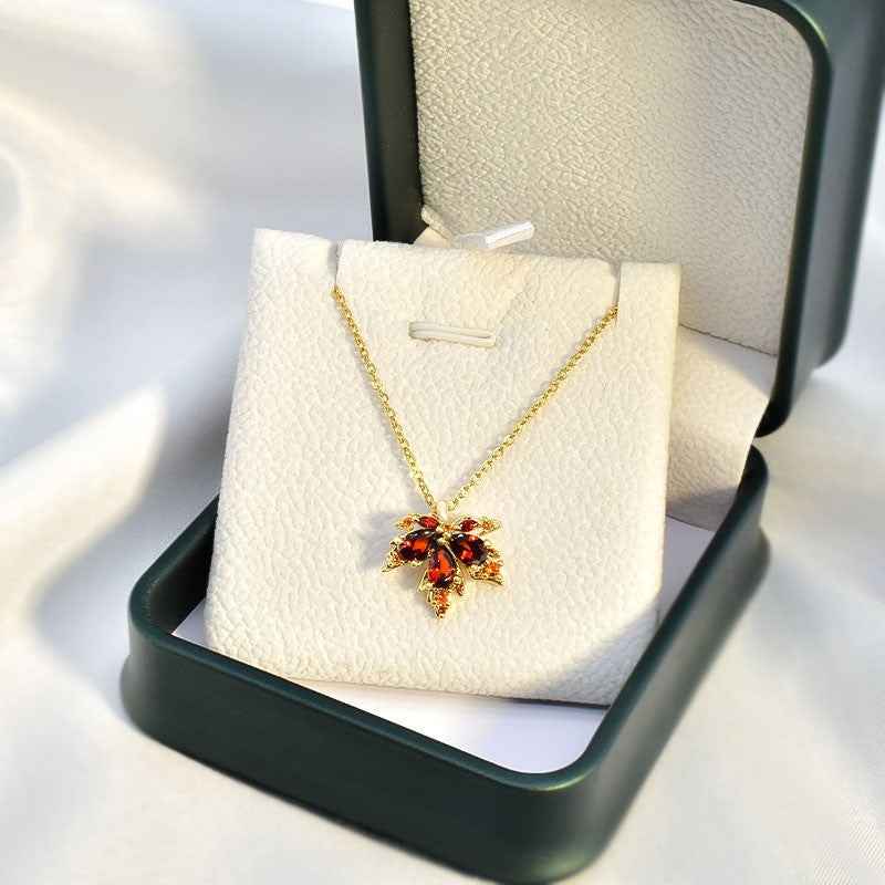 Collar con Colgante de Hoja de Arce Irregular de Diseño Original para Mujer en Acero de Titanio con Acabado de Baño