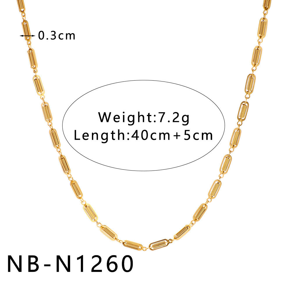 Collana con pendente geometrico minimalista da donna con design a intaglio, catena in acciaio inossidabile e finitura placcata sottovuoto in oro 18 carati