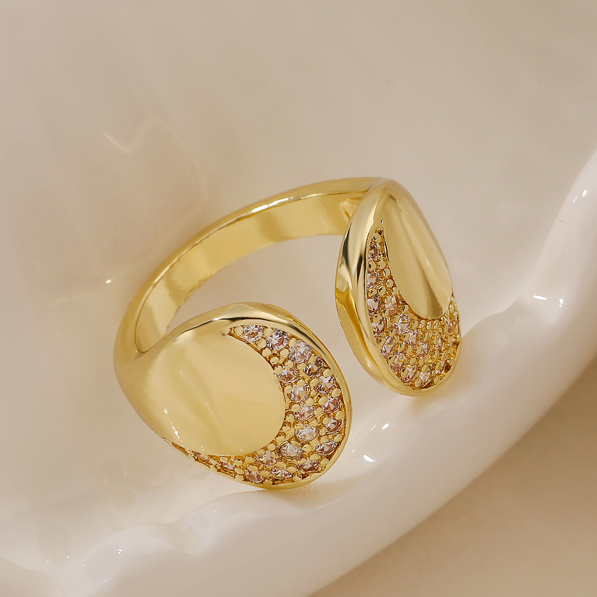 Anello Aperto Geometrico Minimalista da Donna in Rame con Placcatura in Oro 18K e Intarsio di Zirconi