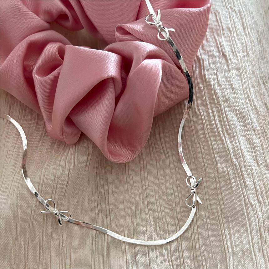 Collana minimalista a catena serpente con fiocco geometrico in argento sterling 925
