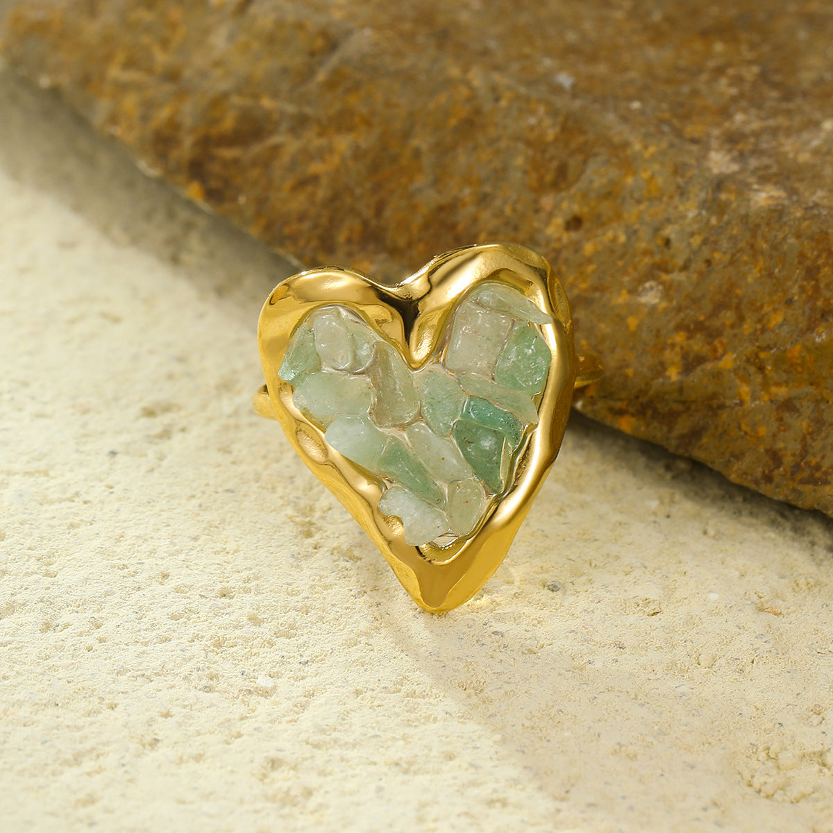 Anillo minimalista de acero inoxidable en forma de corazón con baño de oro de 18 quilates e incrustaciones de piedra natural para mujer