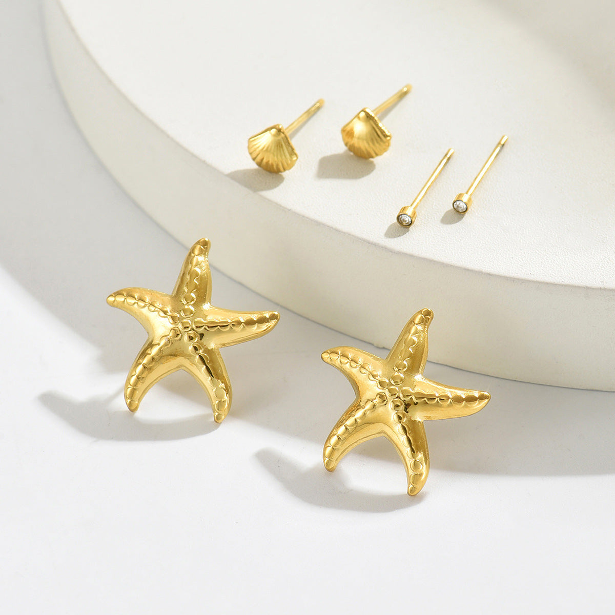 Orecchini a perno di lusso con stelle marine geometriche e conchiglie con intarsio in strass da donna