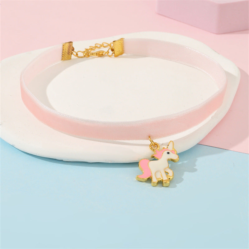 Collana con Pendente Unicorno Carino per Ragazze con Dettaglio Nastro di Raso Rosa, Costruzione in Resina Plastica, Finitura Placcata, Stile Catena alla Clavicola