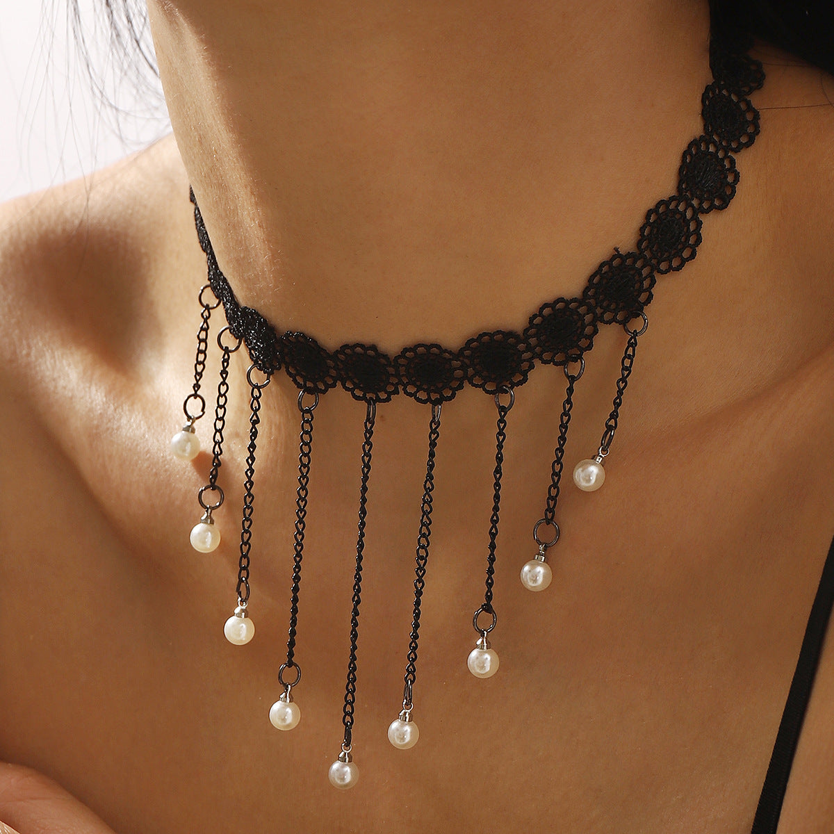 Gargantilla de encaje vintage oscuro con colgante de perla de imitación y detalles de flecos para mujer
