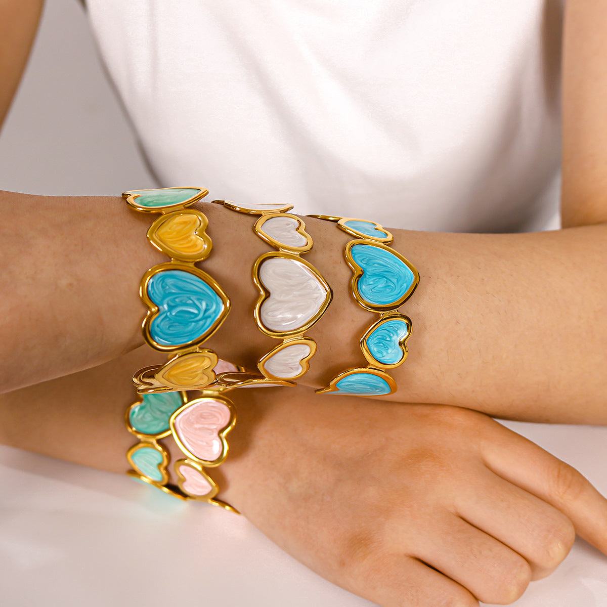 Bracciale Minimalista da Donna in Acciaio al Titanio Smaltato a Forma di Cuore con Finitura Colorata Placcata