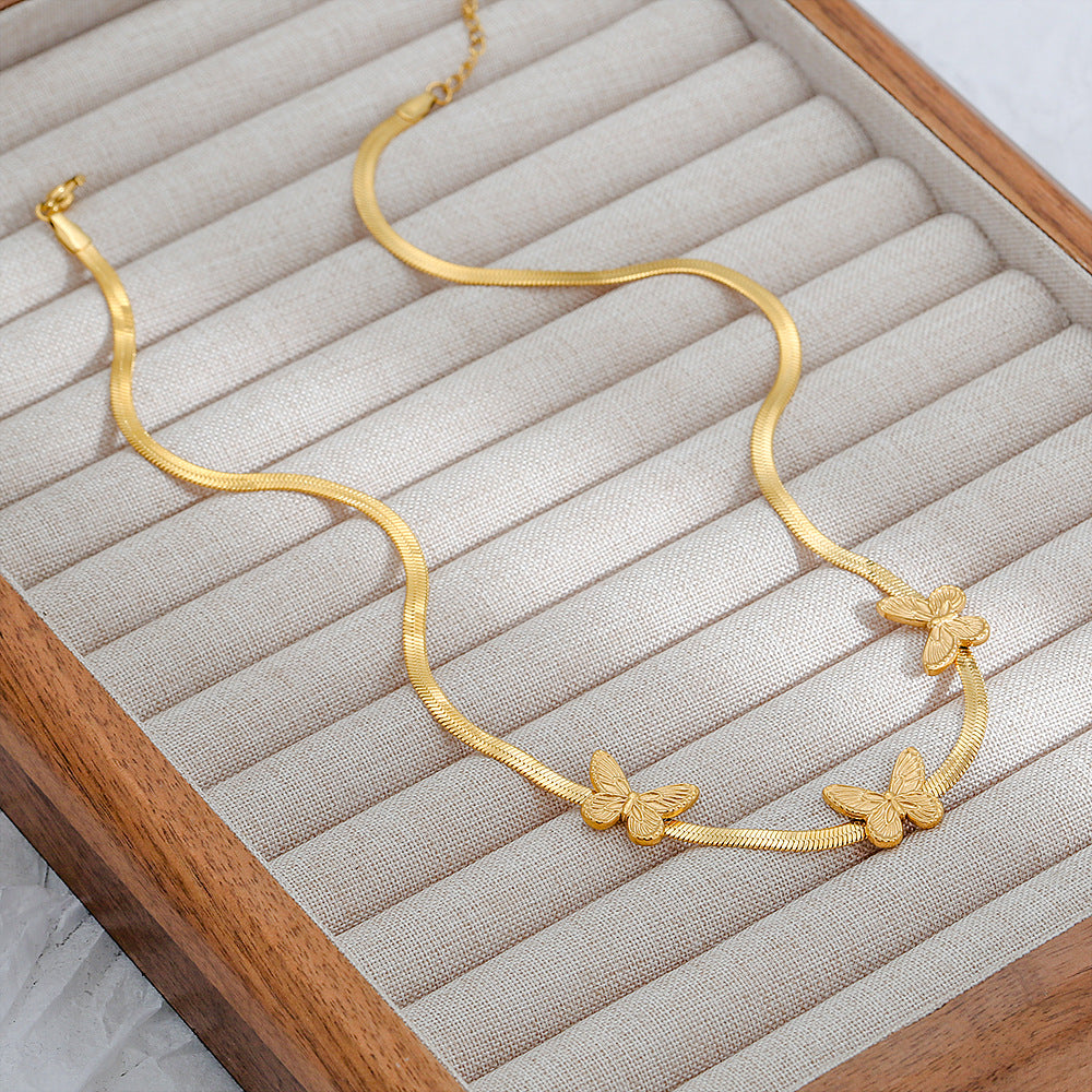 Collana Minimalista con Ciondolo a Farfalla in Acciaio al Titanio Placcato Oro su Catenina Snake per Donna