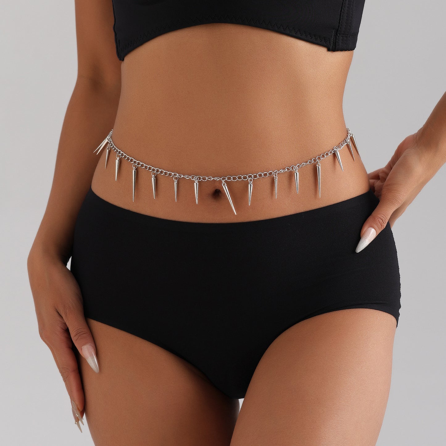 Cadena geométrica de estilo punk con tachuelas para mujer en metal con estética minimalista de lujo