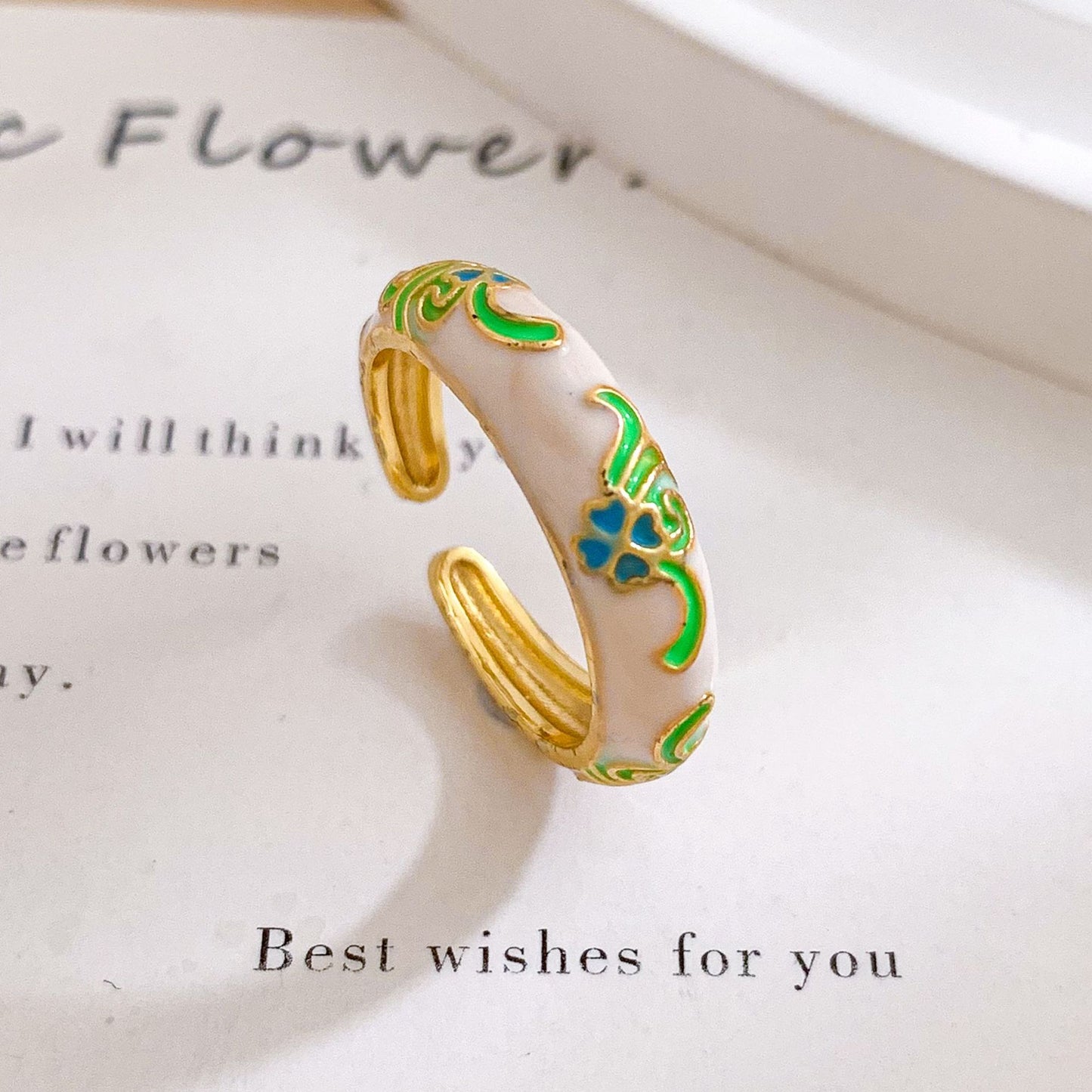 Anillo ajustable minimalista de latón chapado en oro con motivos florales para mujer