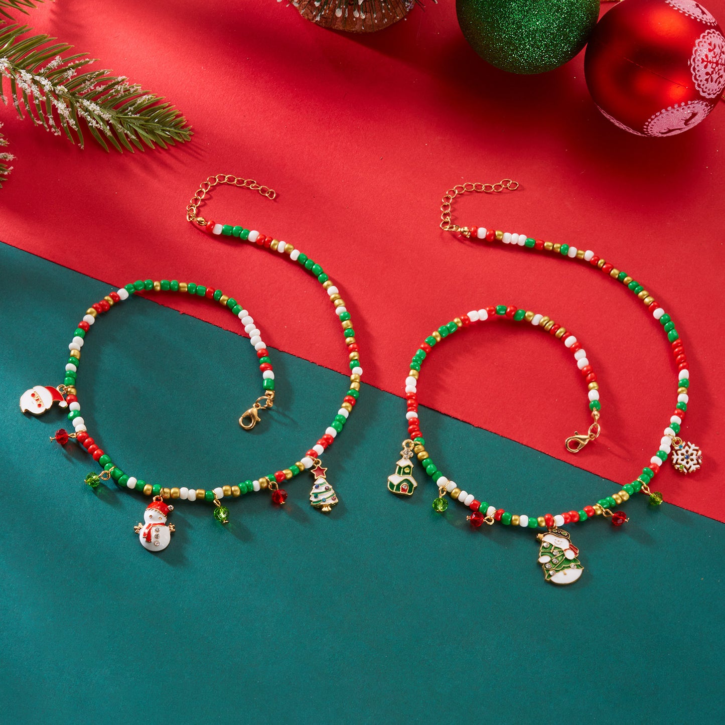 Collana in lega a tema natalizio con ciondolo a forma di Babbo Natale, campanella, casa innevata e fiocco di neve in stile festivo