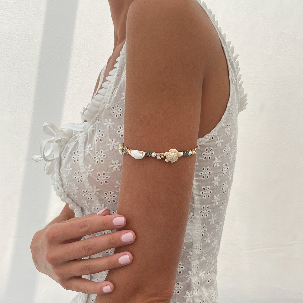 Braccialetto Bohemien a Guscio di Tartaruga con Accenti di Perle Imitazione e Finitura Placcata per Vacanze Estive al Mare
