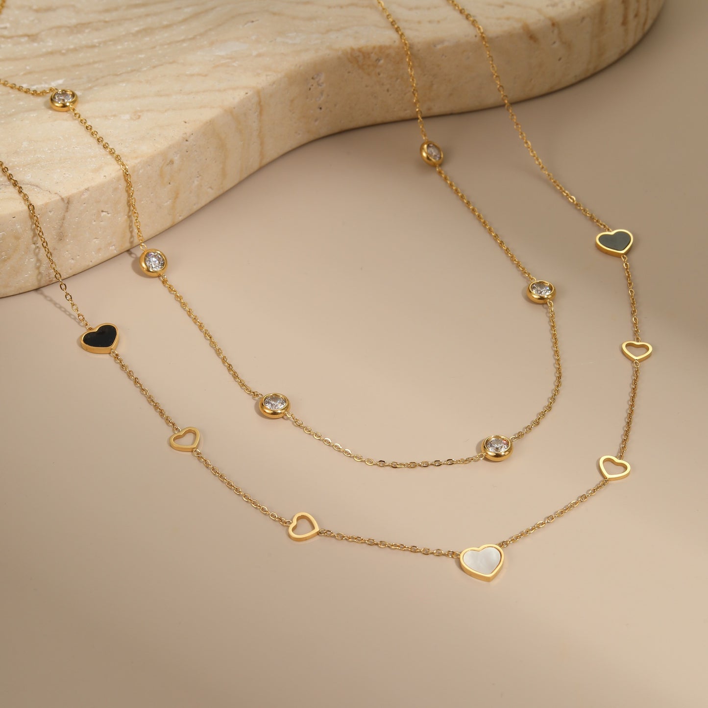 Collar con colgante de corazón hueco a la moda de acero inoxidable con incrustaciones de circonia para mujer