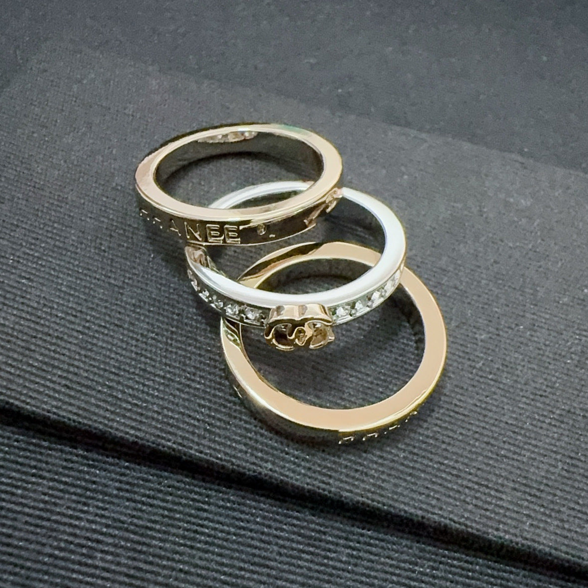 Anillo geométrico chapado en oro elegante de latón con doble letra C para mujer