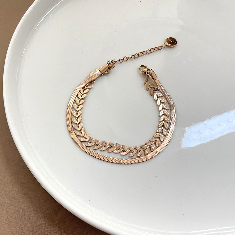 Pulsera minimalista de doble capa de trigo y hojas para mujer con construcción de acero de titanio y baño de oro