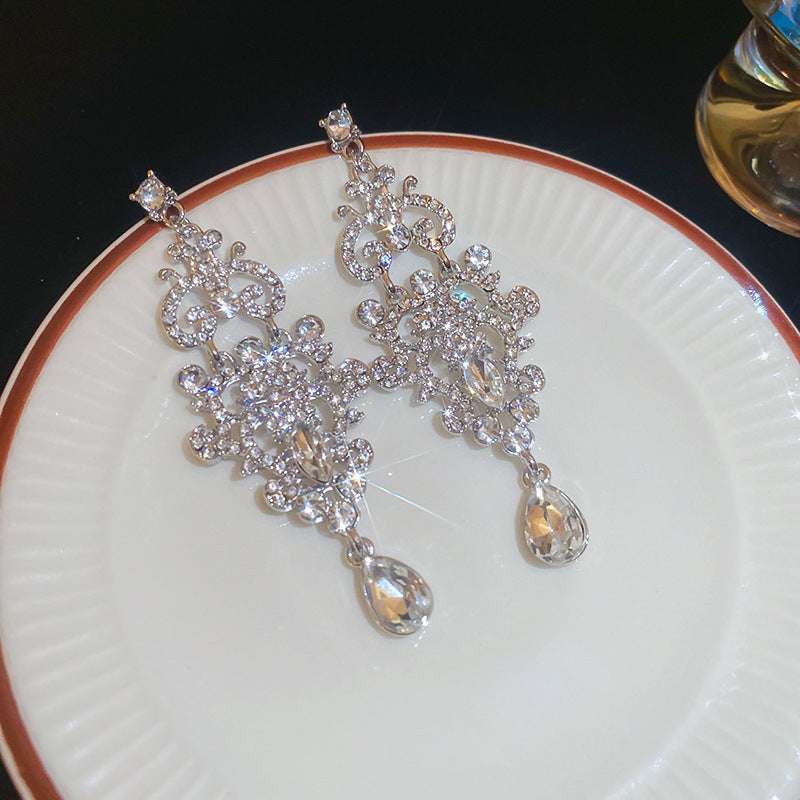 Orecchini a perno di lusso con lega geometrica irregolare e intarsio di strass, placcati argento, alla moda e versatili da donna