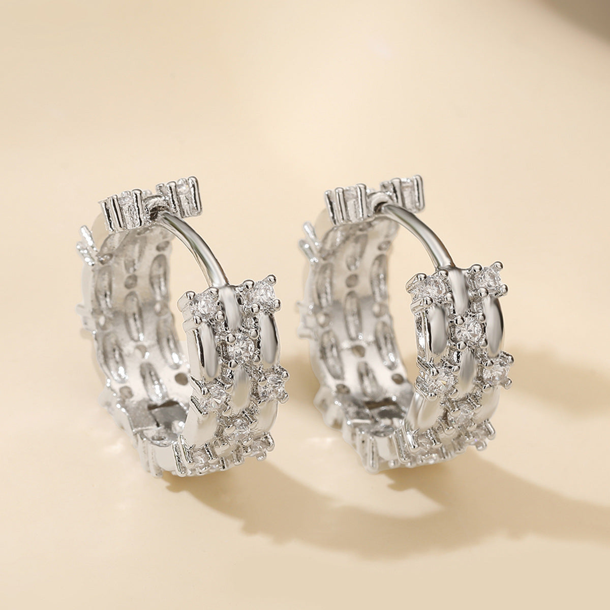 Orecchini a Cerchio Minimalisti Geometrici in Rame Placcato Oro con Zirconi Intarsiati per Donna