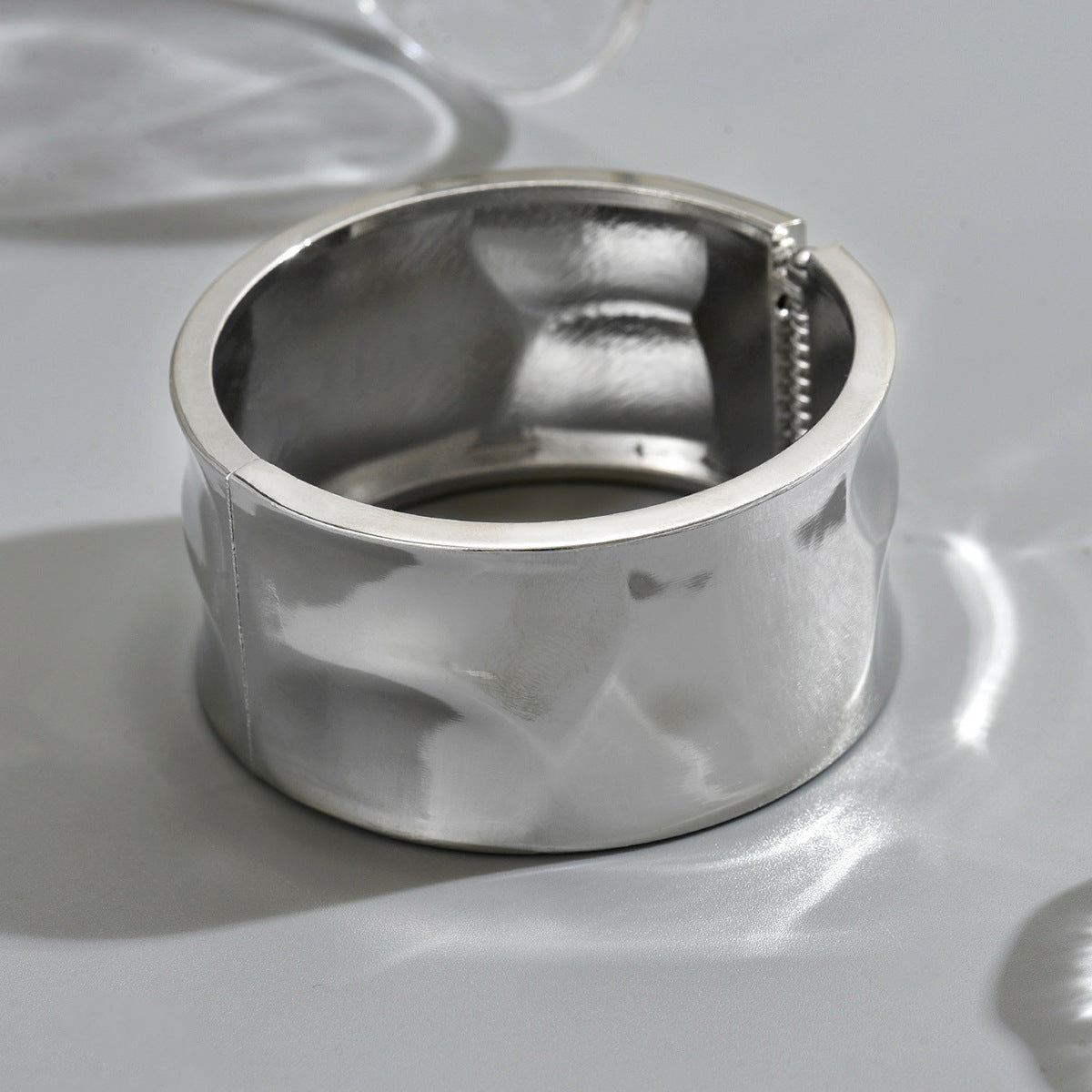 Pulsera Irregular de Moda de Aleación de Zinc con Acabado Chapado para Mujer, Diseño Circular Geométrico y Lunares, Brazalete Ancho Minimalista y Chic