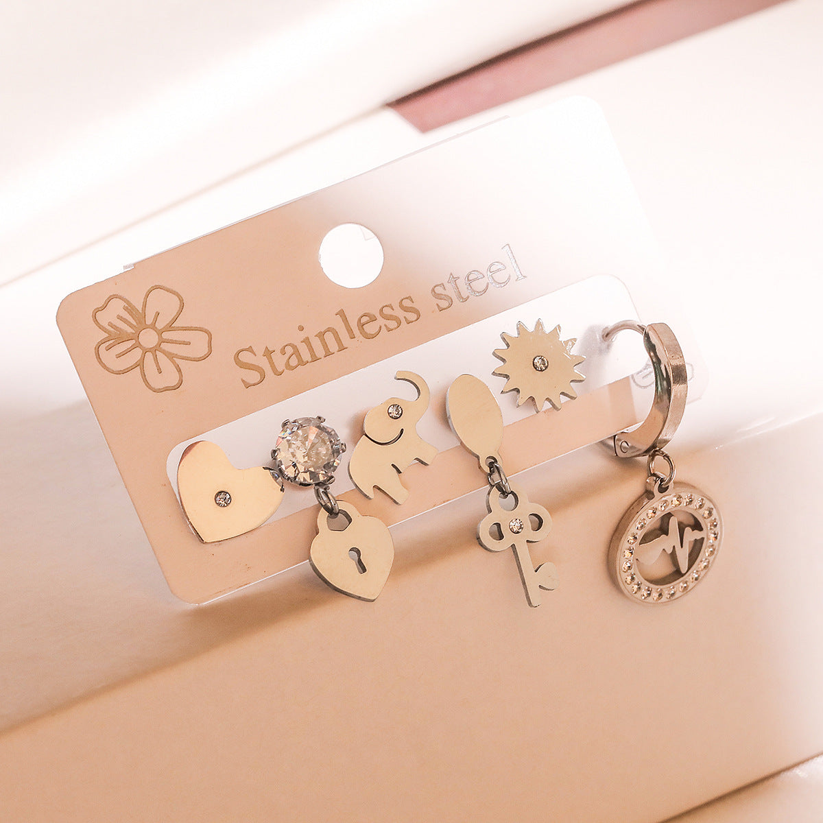 Set di Orecchini in Acciaio al Titanio Geometrici Minimalisti da Donna con Albero della Vita e Design a Occhio di Cuore