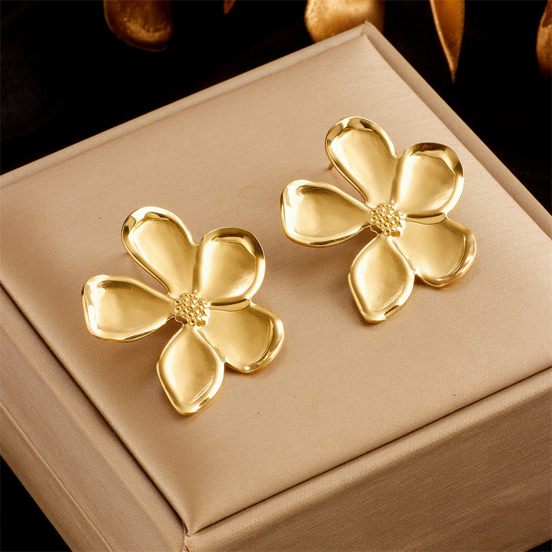 Pendientes minimalistas de acero de titanio con forma de flor irregular de cinco pétalos y acabado chapado para mujer