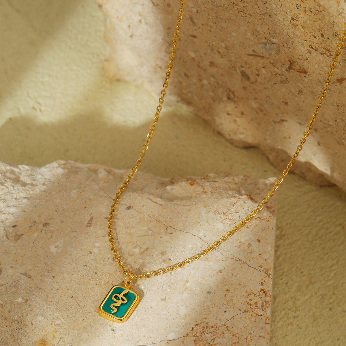 Collana minimalista a forma di serpente in acciaio al titanio con finitura placcata per donna