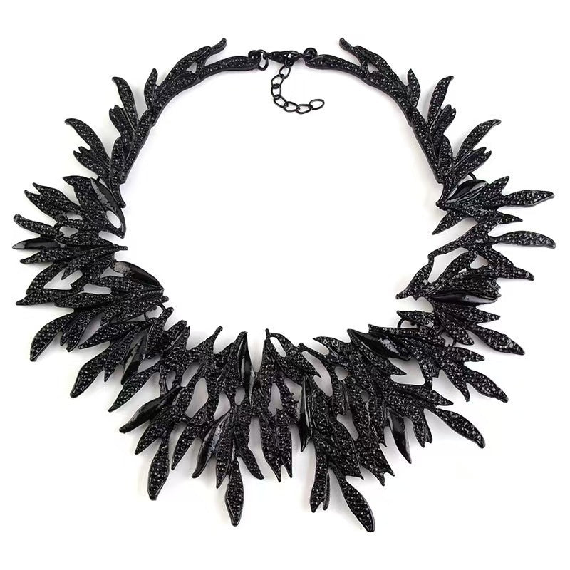 Vintage Style Fan-Shaped Geometric Pendant Necklace for Women with Alloy Chain and Electroplated Finish