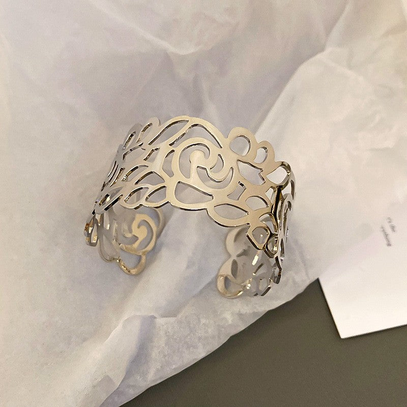Bracciale a manetta in metallo elegante e robusto con finitura placcata, forma geometrica rotonda, accessorio di lusso alla moda per pendolari