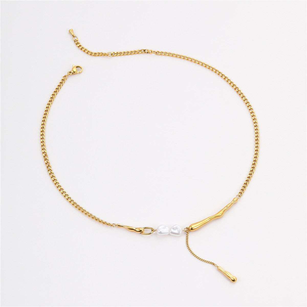 Elegante collar minimalista de acero inoxidable con colgante en forma de corazón y acabado chapado para mujer