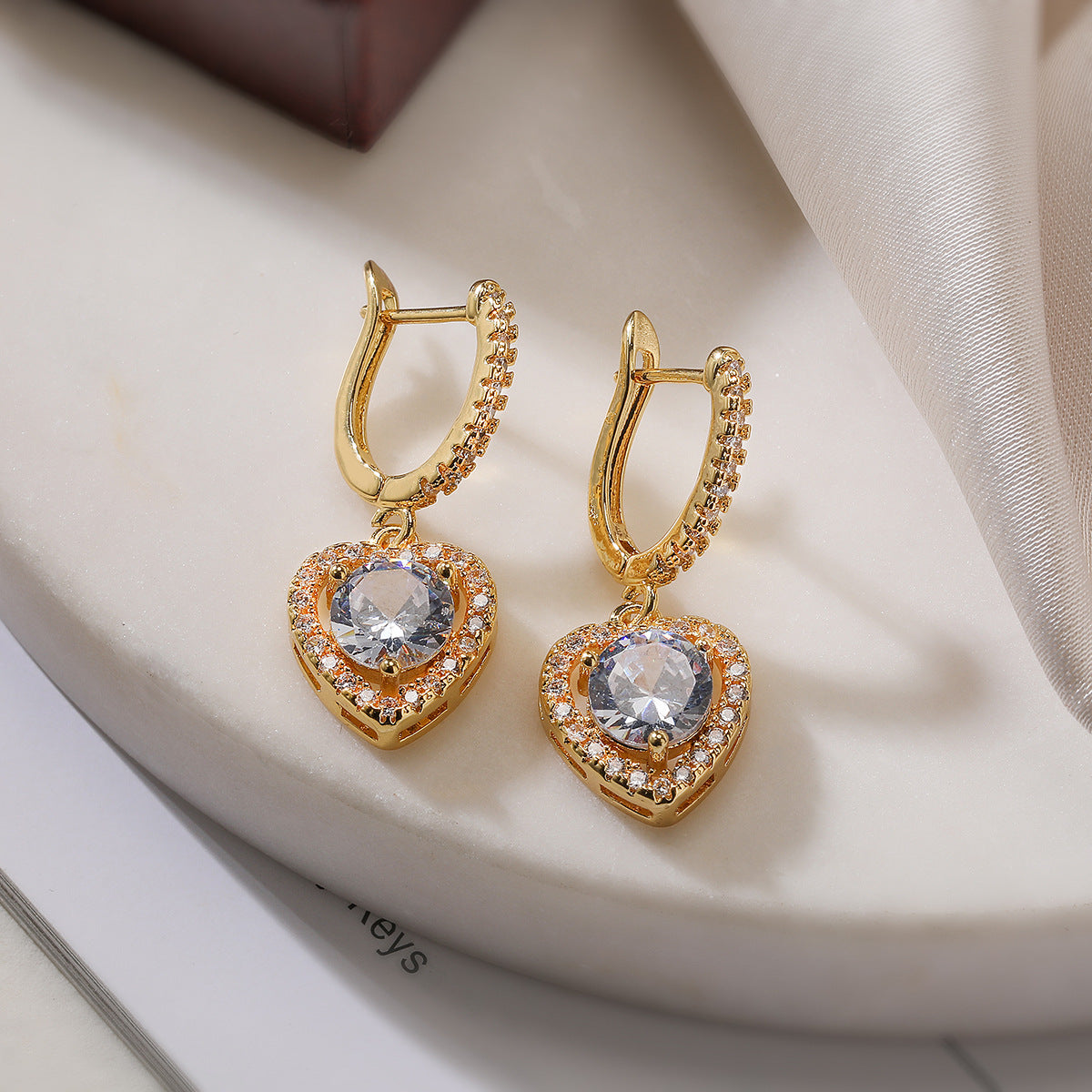 Orecchini Minimalisti in Rame Placcato Oro con Zirconi a Forma di Cuore e Design Geometrico da Donna