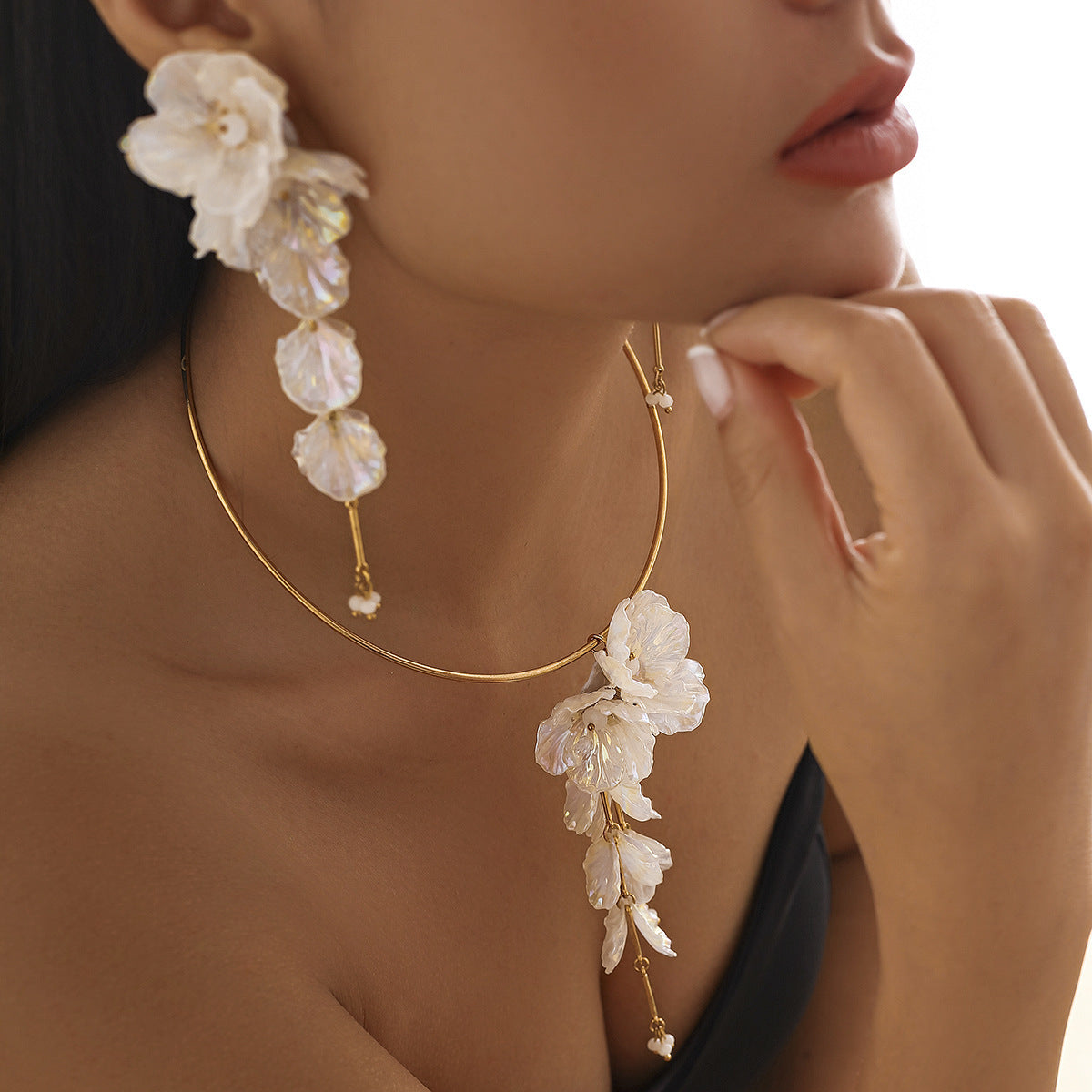 Orecchini Floreali di Tendenza con Design a Fiore Scallop 3D, Borchie in Metallo Elettroplaccato con Dettagli Nappa per Donna