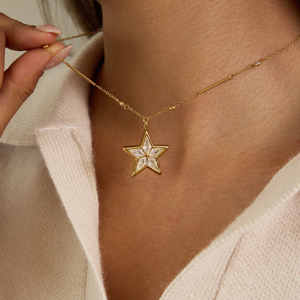 Collana con Ciondolo a Stella a Cinque Punte Minimalista in Acciaio al Titanio con Intarsio di Strass e Placcatura in Oro PVD da Donna