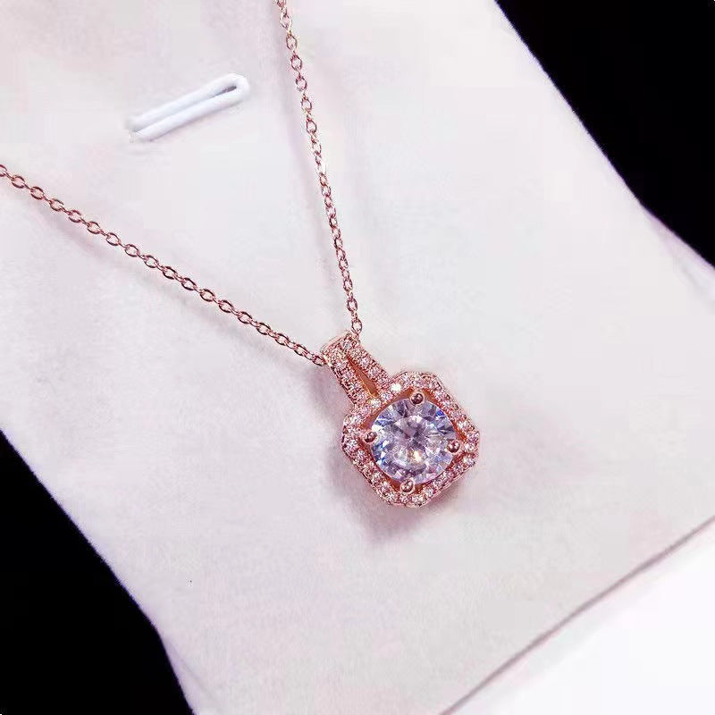 Collana con Pendente Geometrico Minimalista in Acciaio al Titanio Placcato Oro e Catena a O per Donna