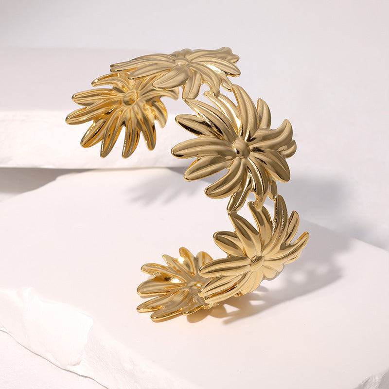 Minimalist Gold Plated Stainless Steel Daisy Bracelet for Women