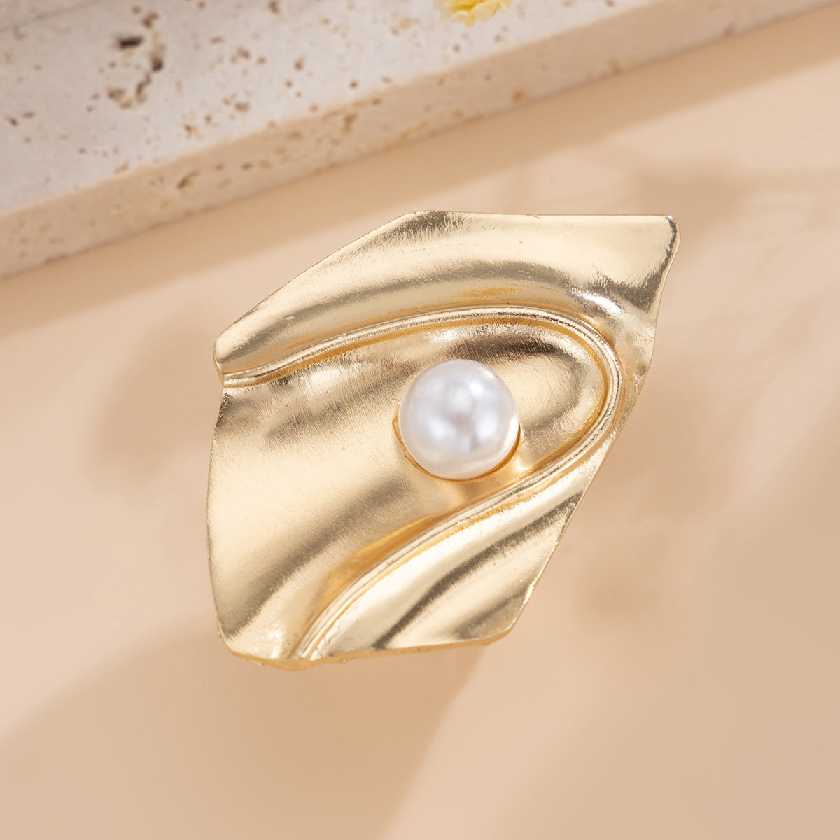 Elegante anillo ajustable para mujer con diseño floral ovalado y perlas de imitación chapadas