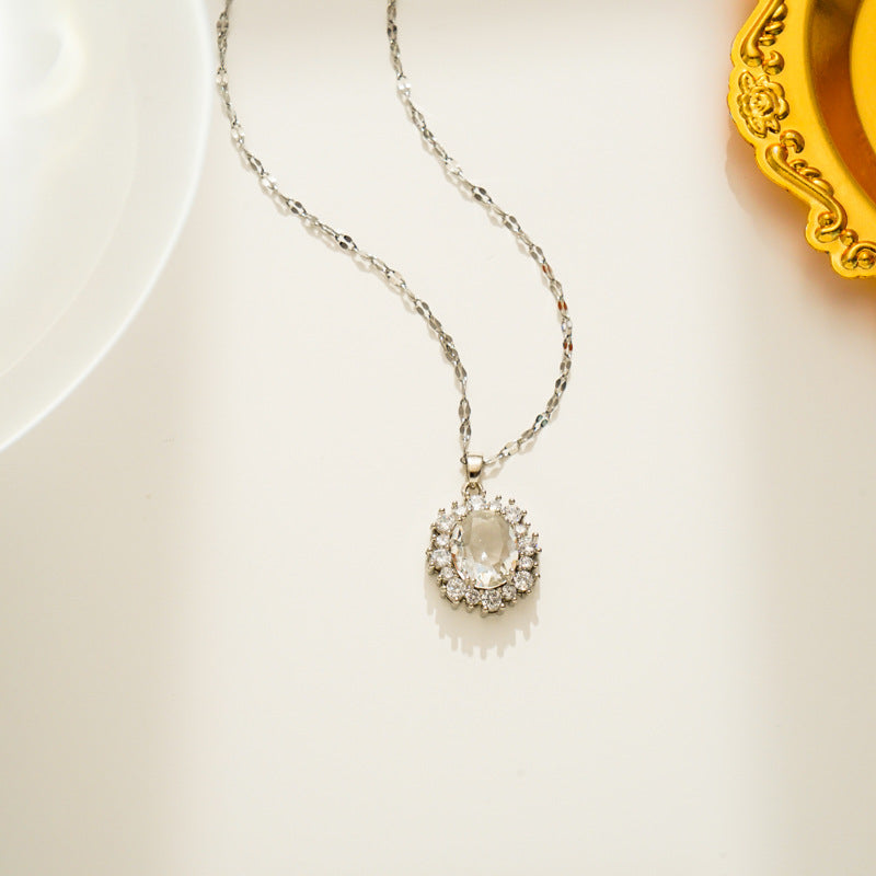 Elegante collar de acero de titanio con colgante ovalado de circonita cúbica microengarzada en cadena ondulada para mujer