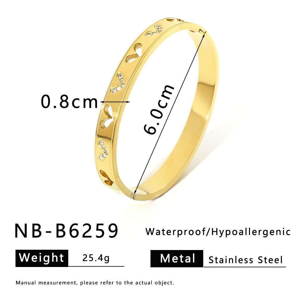 Bracciale in Acciaio Inossidabile a Forma di Cuore e Trifoglio Minimalista con Lettera, Design Traforato e Placcatura Sottovuoto in Oro 18K