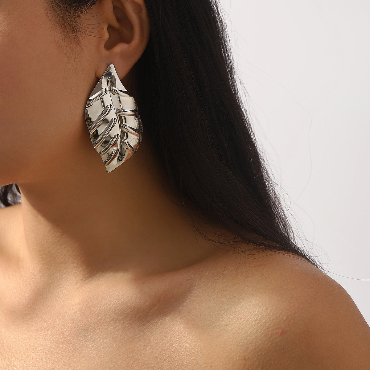 Pendientes de Hierro Minimalistas con Forma de Hoja y Acabado Galvanizado para Mujer, Joyería Botánica Versátil y Elegante