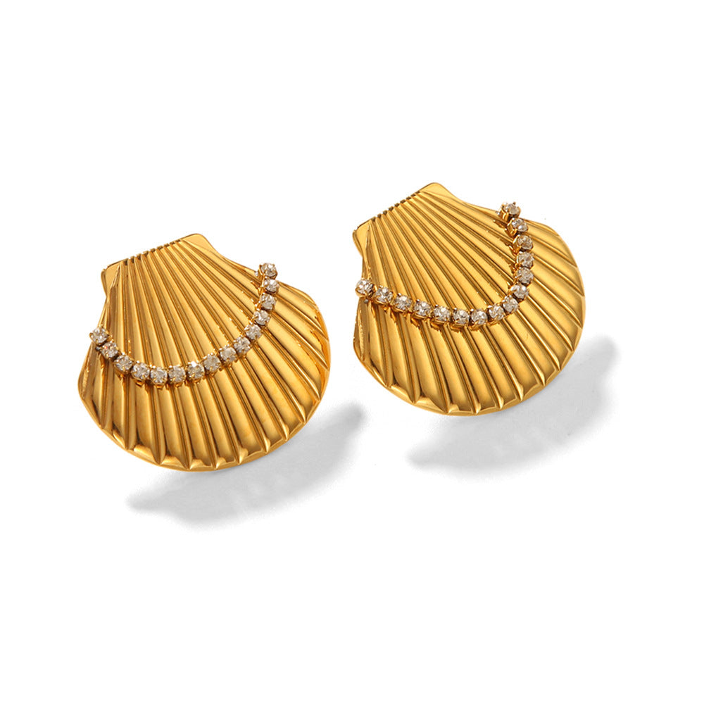 Orecchini a perno da donna in acciaio al titanio a forma di conchiglia smerlata stile Ins, con placcatura in oro 18 carati e intarsio di strass