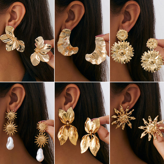 Pendientes Colgantes Florales de Girasol Vintage Exagerados en Aleación de Metal con Acabado Chapado y Hojas de Perlas Simuladas